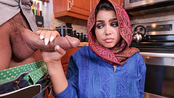 Freak Fellow Helps Makes Hijab Teenager Feel at Home - Hijablust