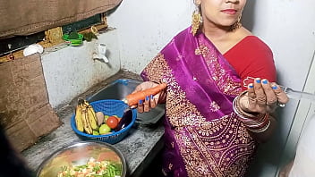 सेक्सी भाभी को मॉर्निंग में किचन में खाना बनाते समय चोदा Hard-core Kitchen Hook-up