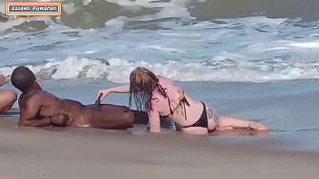 Fizemos sexo com estranho na praia ele deixou nó_s duas toda fodida