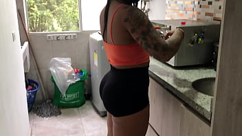 GRABANDO EL Booty DE MI HERMANASTRA EN Short APRETADO SIN QUE SE DE CUENTA (DRESSING, BRUNETE, Big ASS, THONG)